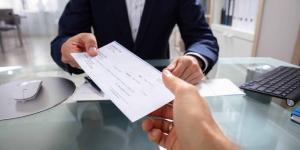 «الشيكات المرتجعة» ورقة مالية تتحول لأداة قانونية - الأول نيوز