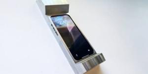 حافظة هاتف تزن 2 كيلو لتقليل إدمان الهواتف الذكية - الأول نيوز