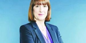 بريطانيون يسارعون لسحب معاشاتهم التقاعدية - الأول نيوز