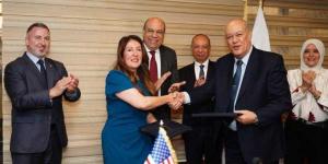 وزير الطيران المدني يشهد توقيع مذكرة تفاهم بين مصر والولايات المتحدة الأمريكية لتعزيز منظومة أمن الطيران بمطار القاهرة الدولي - الأول نيوز