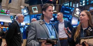 «وول ستريت» تهتز بين الإغلاق الحكومي و«حُمّى» أسهم التكنولوجيا - الأول نيوز