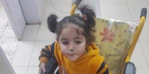 "يارا الغولة" طفلة فلسطينية تكافح من أجل النفس وسط انهيار المستشفيات في غزة.. صور - الأول نيوز