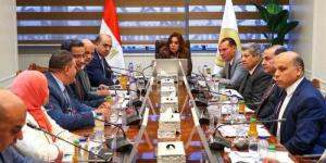 وزيرة التنمية تعقد اجتماعاً لمتابعة جهود التنسيق مع وزارة المالية لتنمية الموارد الذاتية لمختلف المحافظات - الأول نيوز