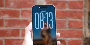 كيفية تمديد عرض الساعة على شاشة القفل فى أيفون بـ iOS 26 - الأول نيوز