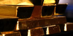 الذهب يتماسك.. واحتمالات خفض الفائدة في ديسمبر تتقلّص - الأول نيوز