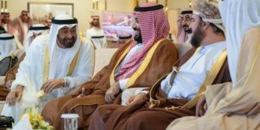 رئيس الإمارات وولي العهد السعودي يبحثان العلاقات الثنائية والتعاون والعمل المشترك - زاجل الإخباري