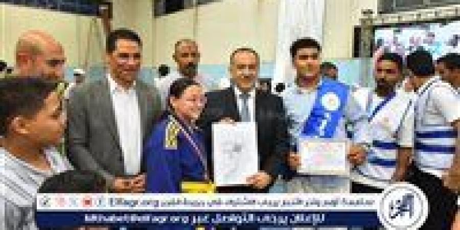 محافظ أسيوط يكرم 320 لاعبًا ولاعبة من أبطال المسابقات المحلية والعربية والدولية - زاجل الإخباري