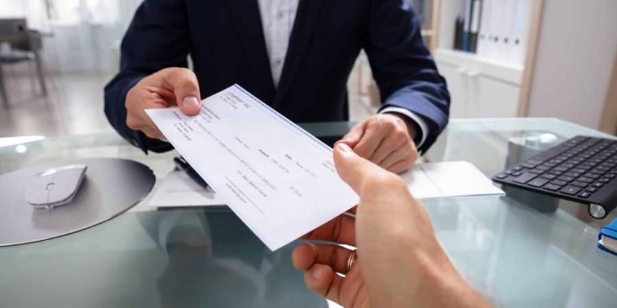 «الشيكات المرتجعة» ورقة مالية تتحول لأداة قانونية - الأول نيوز