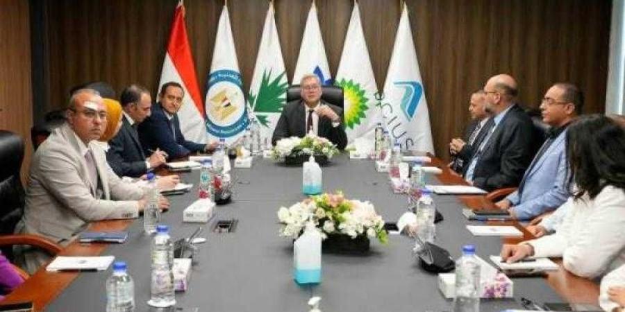 في زيارة مفاجئة لمقر الشركة.. وزير البترول يتابع تطور إنتاج حقول الفرعونية ببورسعيد - الأول نيوز