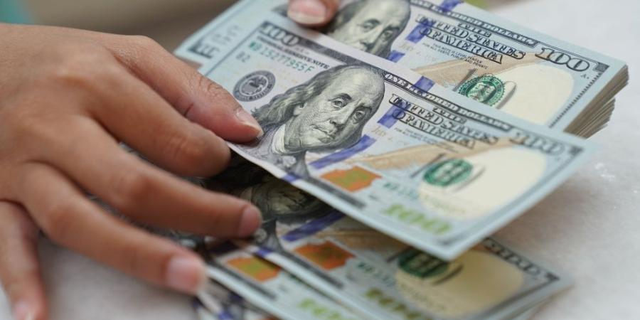 الدولار يحافظ على قوته وسط تأرجح رهانات خفض الفائدة - الأول نيوز