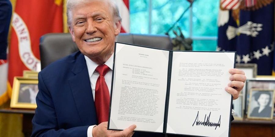 ترامب يفرض رسوماً 100% على الأدوية.. ويستثني من لديه تصنيع محلي - الأول نيوز