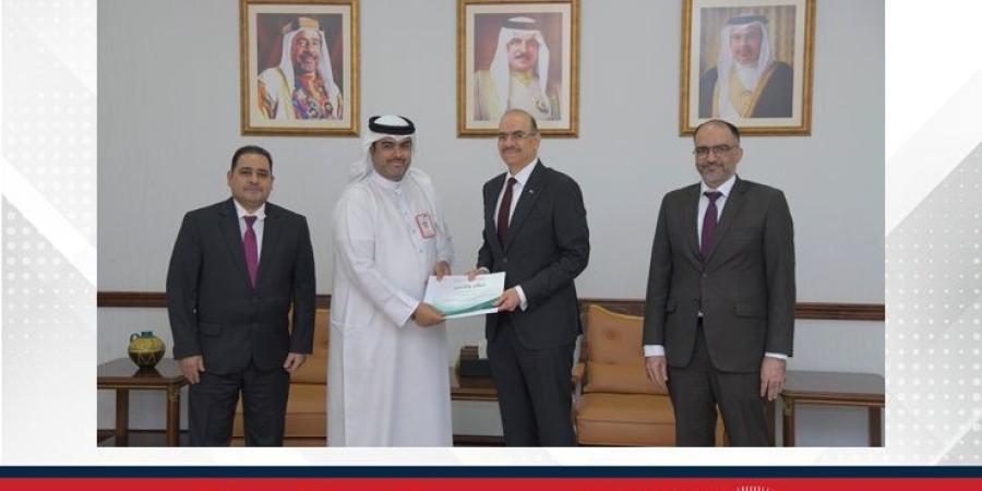 وزير الشؤون القانونية وزير العمل بالوكالة يكرّم موظفي إدارة التفتيش والسلامة المهنية بوزارة العمل تقديرًا لجهودهم في نجاح تطبيق قرار حظر العمل وقت الظهيرة لعام 2025 - الأول نيوز