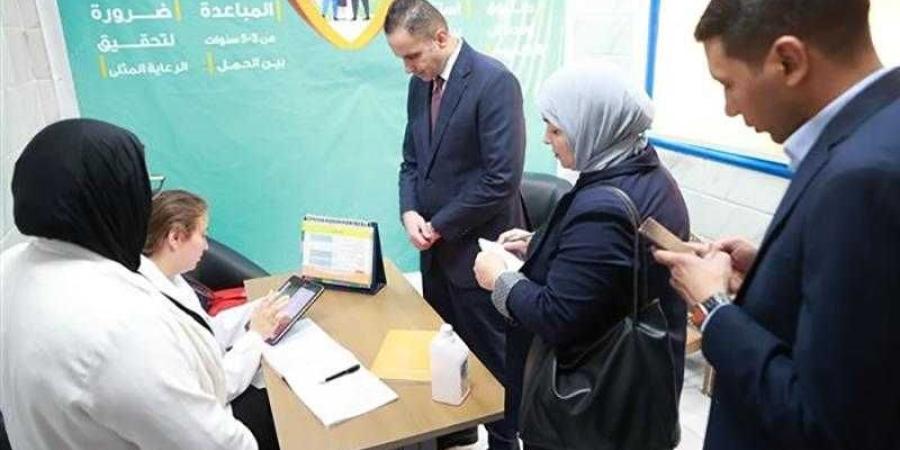 نائب وزير الصحة يتفقد مركز صحة أسرة غرب الجامعات ويوجه بصرف مكافأة للعاملين تقديرًا لأدائهم - الأول نيوز