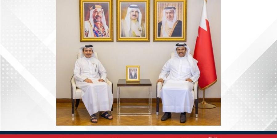 وزير الإعلام يستقبل الموظف فيصل الفقير بمناسبة قبوله ضمن الدفعة 11 من برنامج رئيس مجلس الوزراء لتنمية الكوادر الحكومية - الأول نيوز