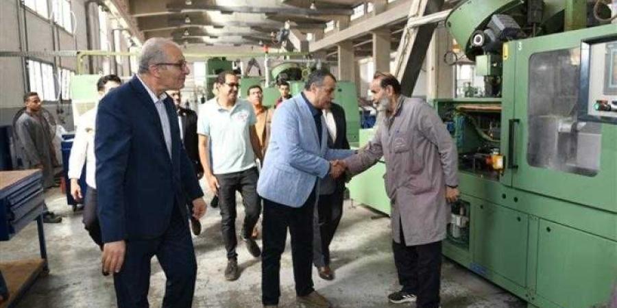 وزير الإنتاج الحربي يتابع مراحل التصنيع بشركة أبو زعبل للصناعات المتخصصة (مصنع 300 الحربي) - الأول نيوز