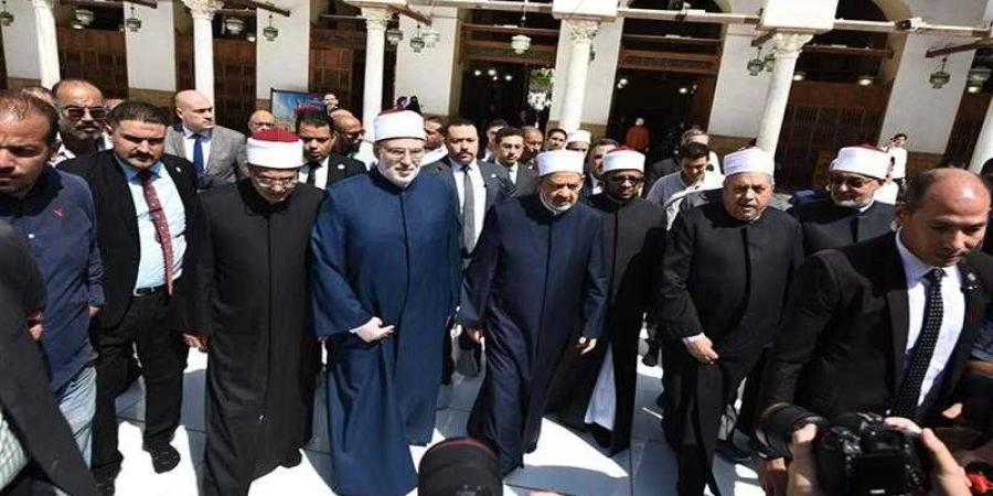 الإمام الأكبر يصل الجامع الأزهر لأداء صلاة الجنازة على الدكتور أحمد عمر هاشم - الأول نيوز