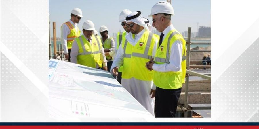 وزير الأشغال يتفقد سير أعمال مشروع الجسر الرابط بين جسر الشيخ عيسى بن سلمان وشارع 105 في البسيتين - الأول نيوز