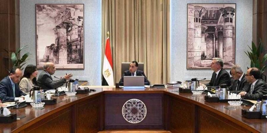 رئيس الوزراء يتابع الموقف التنفيذي لمشروعات الطاقات المتجددة - الأول نيوز