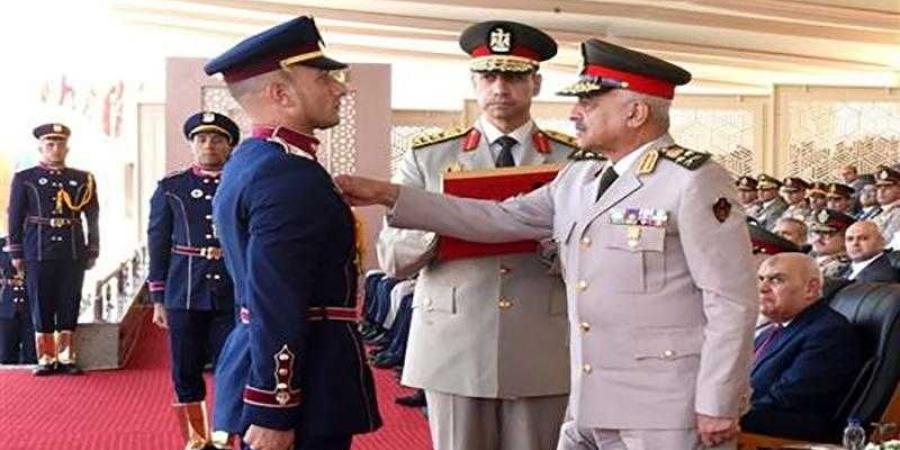 وزير الدفاع والإنتاج الحربى يشهد حفل تخرج دفعات جديدة من الكليات العسكرية - الأول نيوز