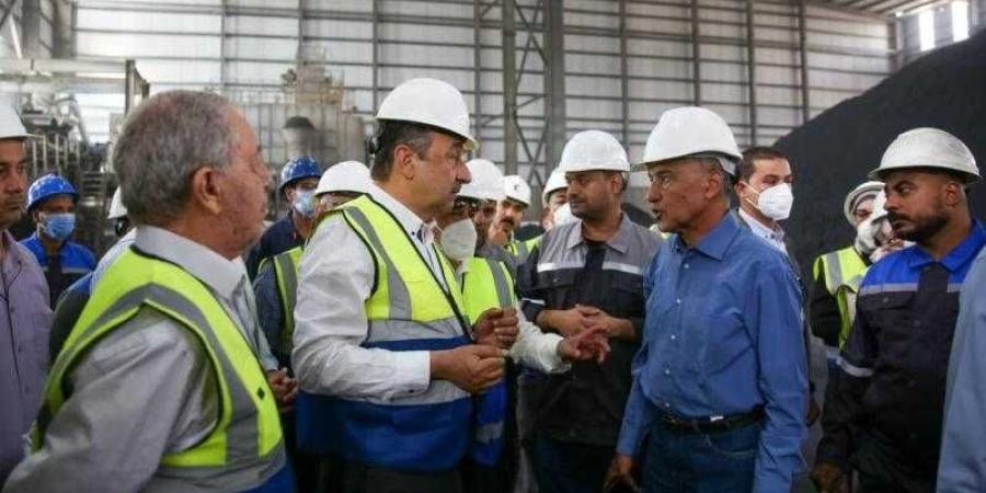 وزير قطاع العام يتفقد التشغيل التجريبي لمصنع بلوكات الأنود الكربونية بالعين السخنة بعد إنجاز المرحلة الأولى من إعادة التأهيل - الأول نيوز
