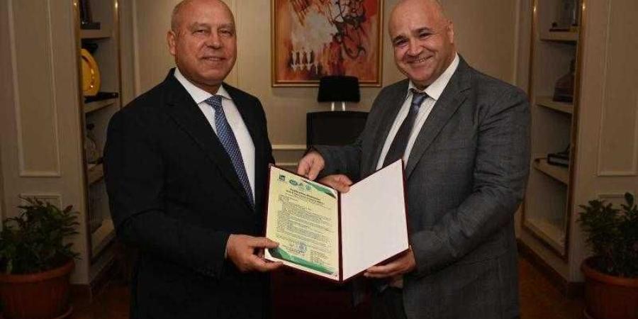 وزير الصناعة والنقل يسلم شهادات التحقق من تقارير البصمة الكربونية لـ6 شركات محلية رائدة - الأول نيوز