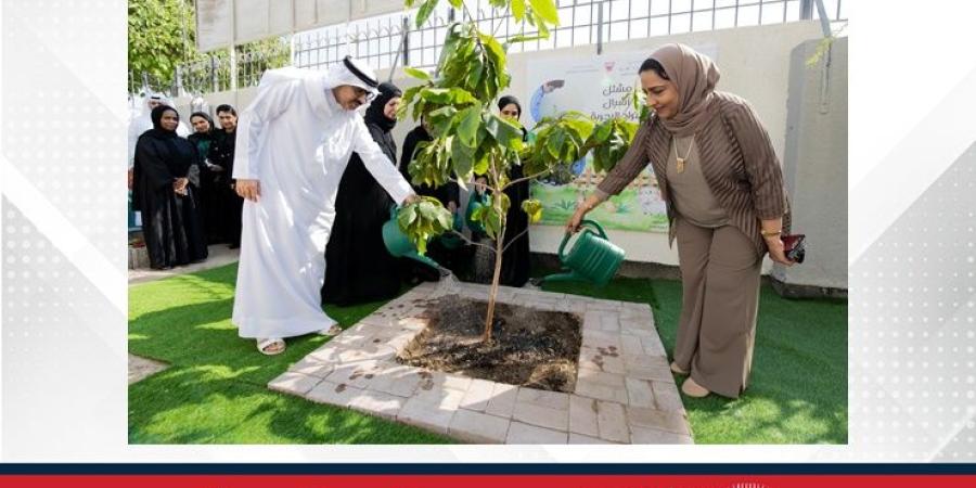 وزير التربية والتعليم يشارك في فعاليات أسبوع الشجرة ويغرس عددًا من الأشجار بمدرسة عراد الابتدائية للبنين - الأول نيوز