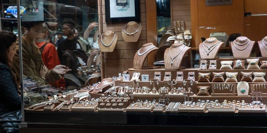 الفضة فوق 53 دولاراً مجدداً بدعم ارتفاع الذهب - الأول نيوز