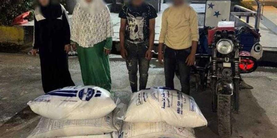 كشف ملابسات فيديو يوضح تضرر خلاله قائد سيارة ”نقل” من قيام بعض الأشخاص يستقلون مركبة ”تروسيكل” - الأول نيوز