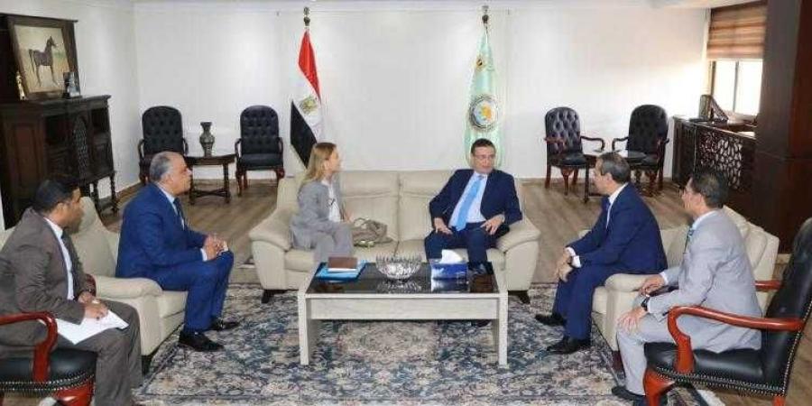 وزير الزراعة يبحث مع مدير مكتب اليونسكو بالقاهرة حماية التراث الزراعي والمعارف البيئية بالواحات - الأول نيوز