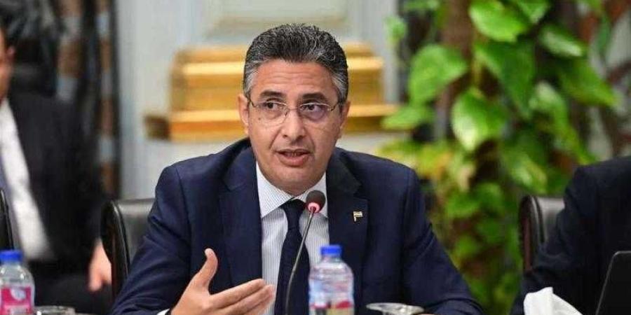 وزير التموين يوجّه بتشكيل غرفة عمليات مركزية لمتابعة تنفيذ قرار الأسعار الجديدة للمنتجات البترولية - الأول نيوز