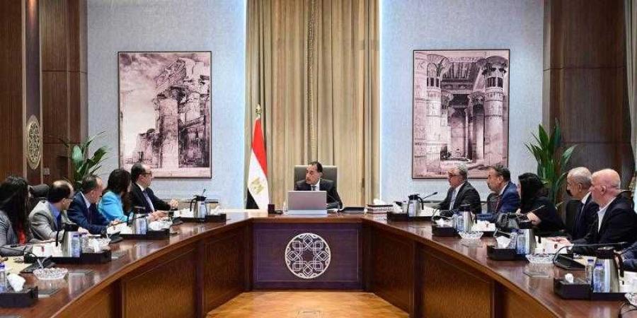 رئيس الوزراء يلتقى رئيس مجلس إدارة مجموعة أروجلو القابضة العالمية لبحث التعاون في إدارة وتشغيل عدد من مصانع الغزل والنسيج - الأول نيوز
