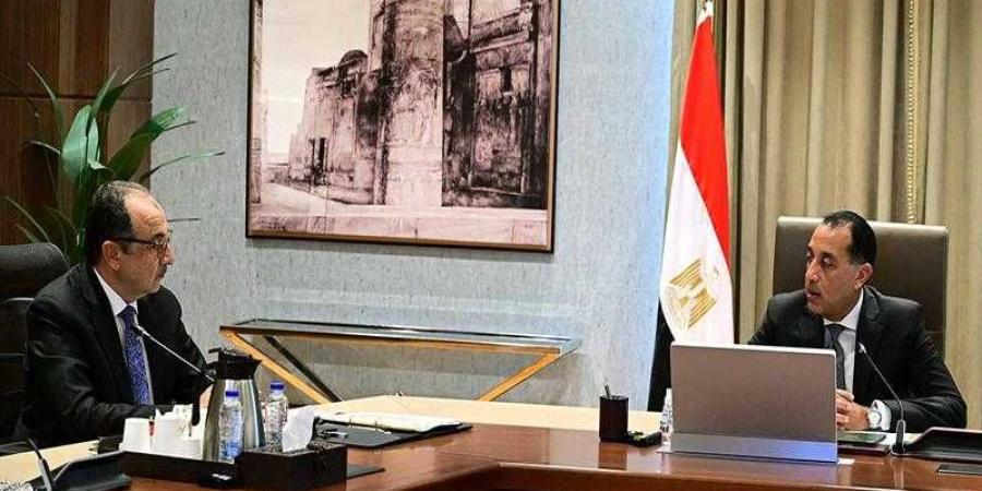 رئيس الوزراء يستعرض مع وزير قطاع الأعمال الفرص الاستثمارية المتوافرة في قطاع السياحة والتشييد - الأول نيوز