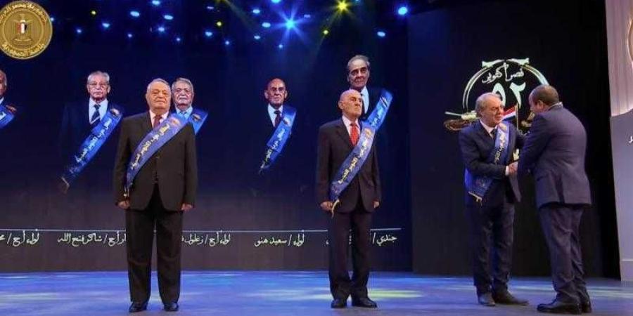 الرئيس السيسي يكرم أبطال حرب أكتوبر خلال الندوة التثقيفية للقوات المسلحة - الأول نيوز