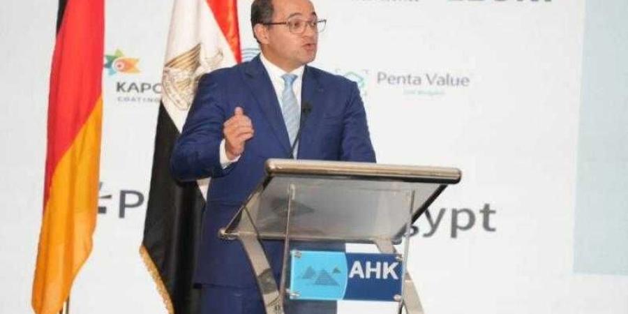 وزيرا المالية والاستثمار: تطوير منظومة التصدير على غرار مراكز الخدمات اللوجستية في مجال الاستيراد - الأول نيوز