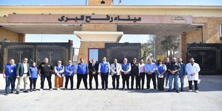 نائب وزير الصحة يتفقد ميناء رفح البري لضمان جاهزية الخدمات الطبية والطوارئ - الأول نيوز