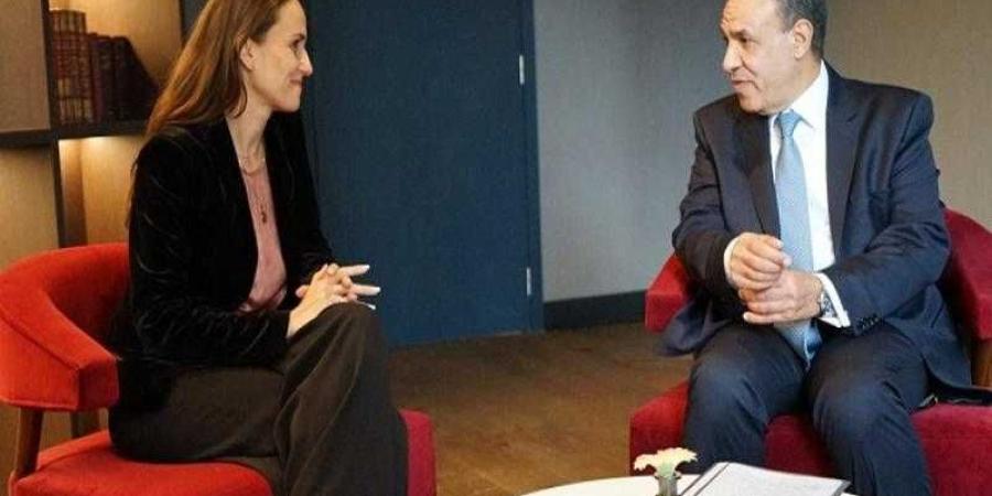 وزير الخارجية يلتقي نظيرته الرومانية على هامش قمة مصر والاتحاد الأوروبي في بروكسل - الأول نيوز