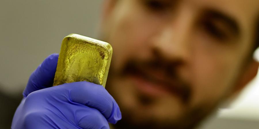 الذهب ينتعش مدعوما بصفقات شراء قبيل قرار الفائدة اليوم - الأول نيوز