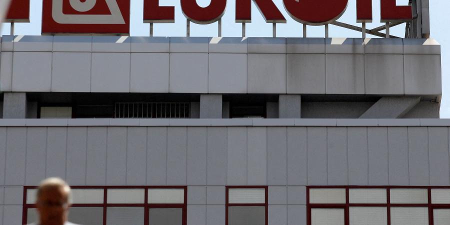 النفط يصعد بعد تراجع مخزونات الخام الأمريكية - الأول نيوز