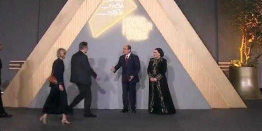 الرئيس السيسي والسيدة قرينته يلتقطان الصورة التذكارية داخل المتحف المصري الكبير - الأول نيوز