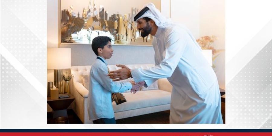 سمو الشيخ ناصر بن حمد آل خليفة يستقبل الطالب محمد جاسم الفائز بالمركز الثاني في تحدي القراءة العربي - الأول نيوز