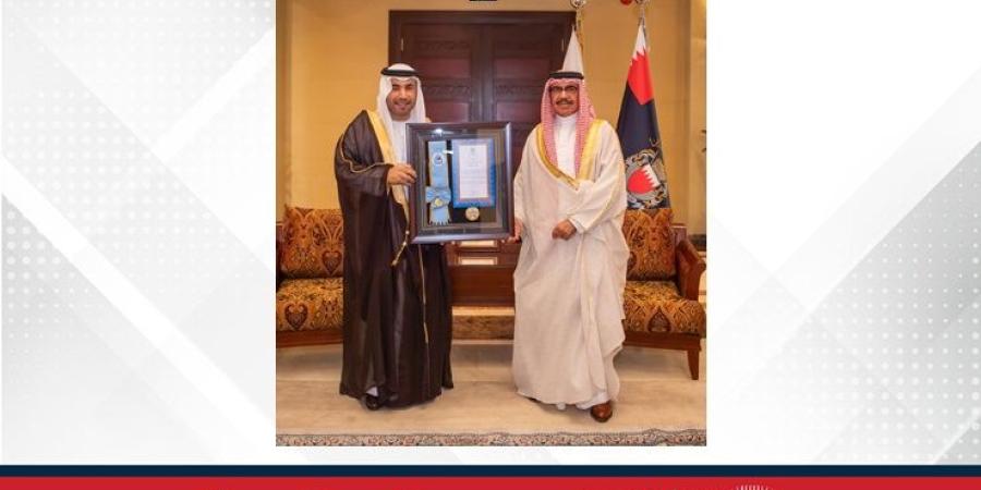 خلال استقباله للمفتش العام بوزارة الداخلية بدولة الإمارات ورئيس" الإنتربول".. وزير الداخلية يتسلم "وسام الإنتربول من الطبقة العليا" من رئيس المنظمة الدولية للشرطة الجنائية - الأول نيوز