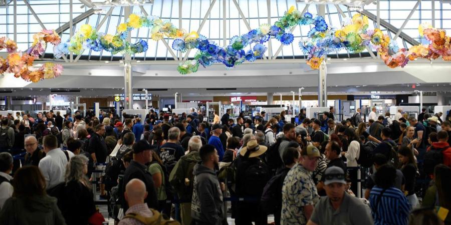 إرباك في مطارات أمريكا وتحذير من شلل الإغلاق الحكومي - الأول نيوز