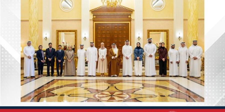 لدى لقائه منتسبي الدفعة الحادية عشرة من برنامج رئيس مجلس الوزراء لتنمية الكوادر الحكومية.. سمو ولي العهد رئيس مجلس الوزراء يؤكد إيمان مملكة البحرين الراسخ بأن الاستثمار في أبناء الوطن هو الاستثمار الأمثل في مستقبلٍ يلبي التطلعات ويحقق الطموحات - الأول نيوز