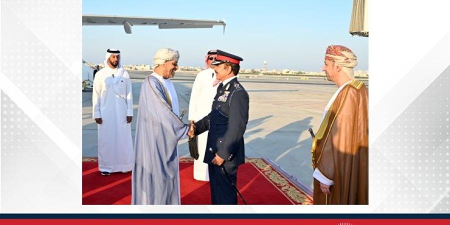 وزير الداخلية يستقبل وزير الداخلية العماني لدى وصوله البحرين - الأول نيوز