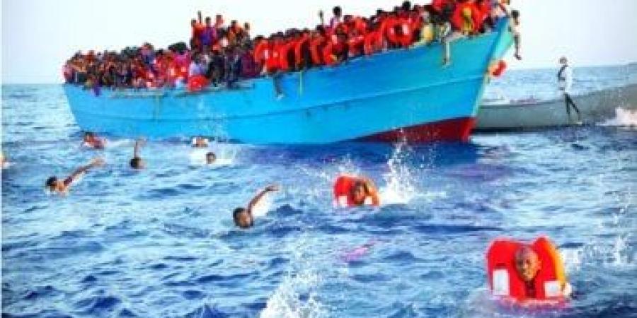 غارات جوية تستهدف قوارب لتهريب المهاجرين في ميناء ليبى - الأول نيوز