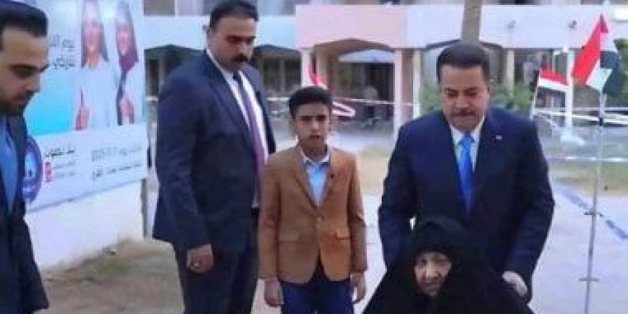 رئيس الوزراء العراقى يدلى بصوته بالانتخابات البرلمانية برفقة والدته.. فيديو - الأول نيوز
