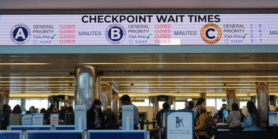 ترامب يهدّد مراقبي الملاحة الجوية بالاقتطاع من رواتب المتغيّبين - الأول نيوز