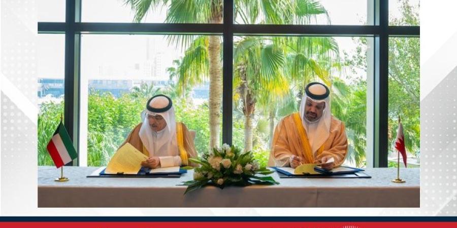 خلال التوقيع على اتفاقية مشروع "تطوير شبكة نقل الكهرباء" مع "الصندوق الكويتي".. وزير المالية والاقتصاد الوطني يؤكد: مملكة البحرين تولي اهتمامًا كبيرًا في تطوير البنية التحتية وتهيئة المقومات اللازمة بما يسهم في دفع عجلة التنمية الاقتصادية - الأول نيوز
