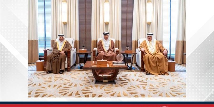 لدى وصوله البحرين للمشاركة في اجتماع رؤساء البرلمانات الخليجية.. رئيسا مجلسي الشورى والنواب يستقبلان رئيس مجلس الشورى القطري - الأول نيوز