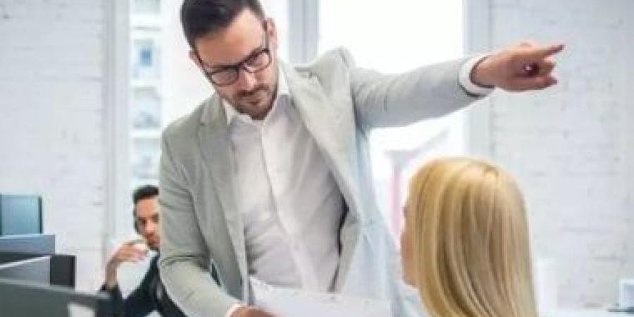 هل يمكن للشركة تتبعك فى إجازتك المرضية؟ محكمة صينية تعوض عاملاً فُصل بسبب كثرة المشى - الأول نيوز